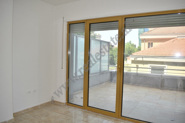 Office for rent on Donika Kastrioti Street in Tirana.
It is located on the second floor of a new bu